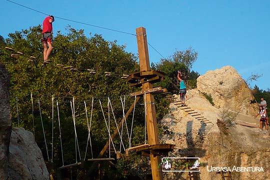 Circuito multiaventura: Tirolina, circuito aéreo, escalada (Larraona)