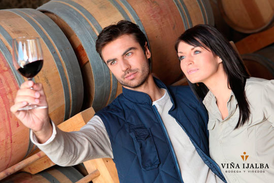 Visita a bodega, degustación de ibéricos, cata de vino y botella