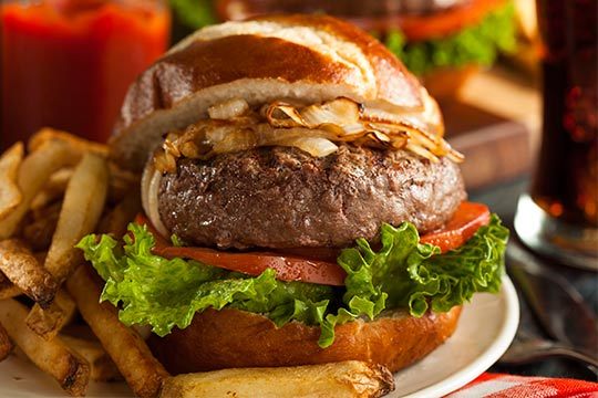 Hamburguesa casera de 250gr + patatas + bebida grande en Argüelles